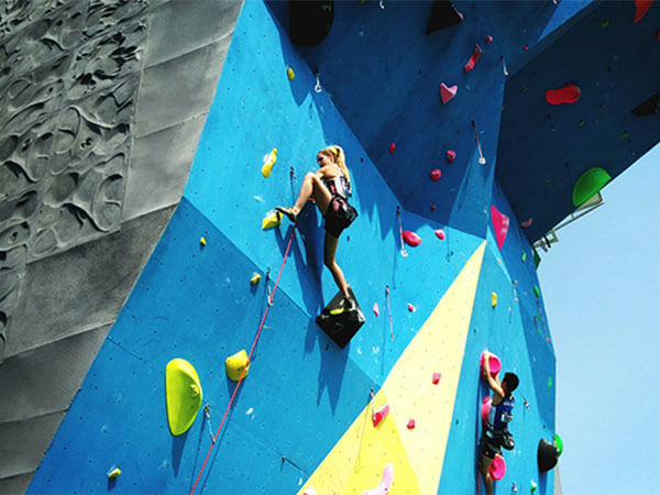 climbing wall， ropes course， amusement park