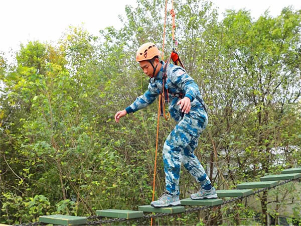 ropes course，climbing wall，obstacle course