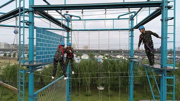 high ropes challenge, high ropes obstacle coures, team building