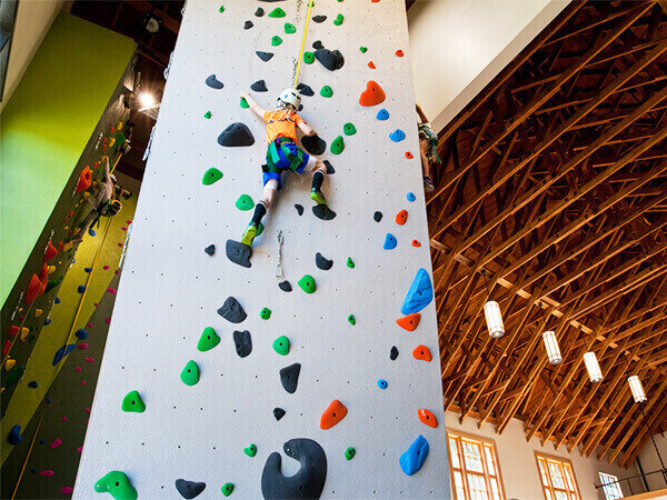 ropes course， ropesadventure， climbing wall