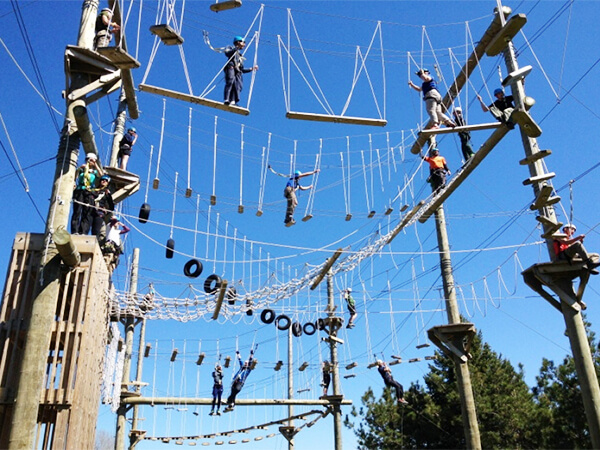 ropes course， challenge course， adventure course