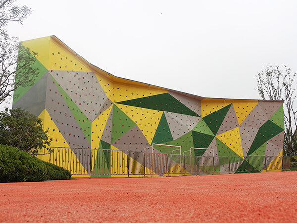 climbing wall， playground， amusement park